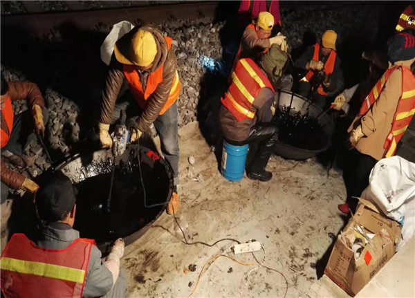 混合、攪拌，配制PTN材料